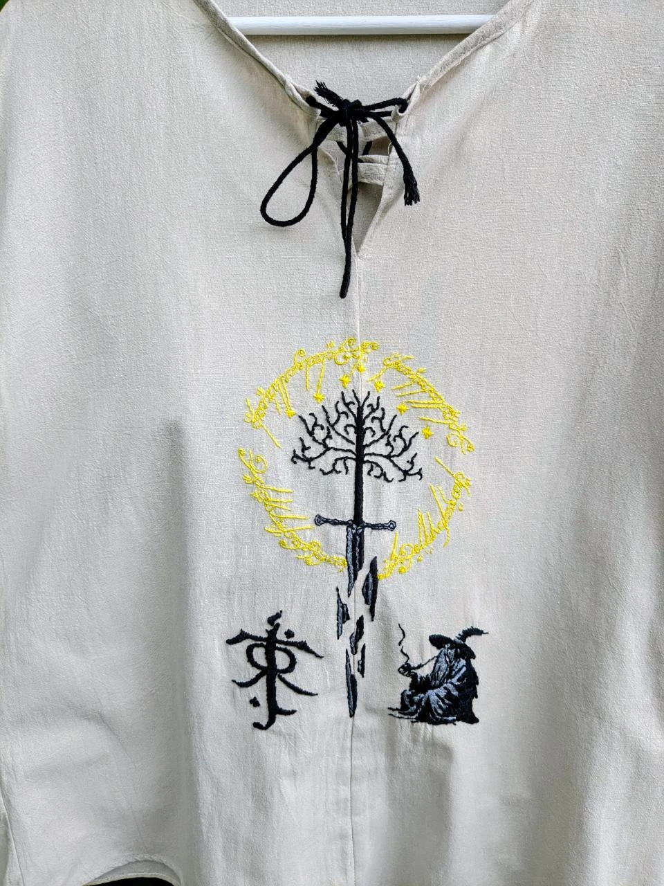 Camisa LOTR bordada a mano, pieza única – photo 3